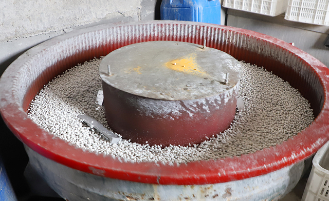 Vibratory grinding machine